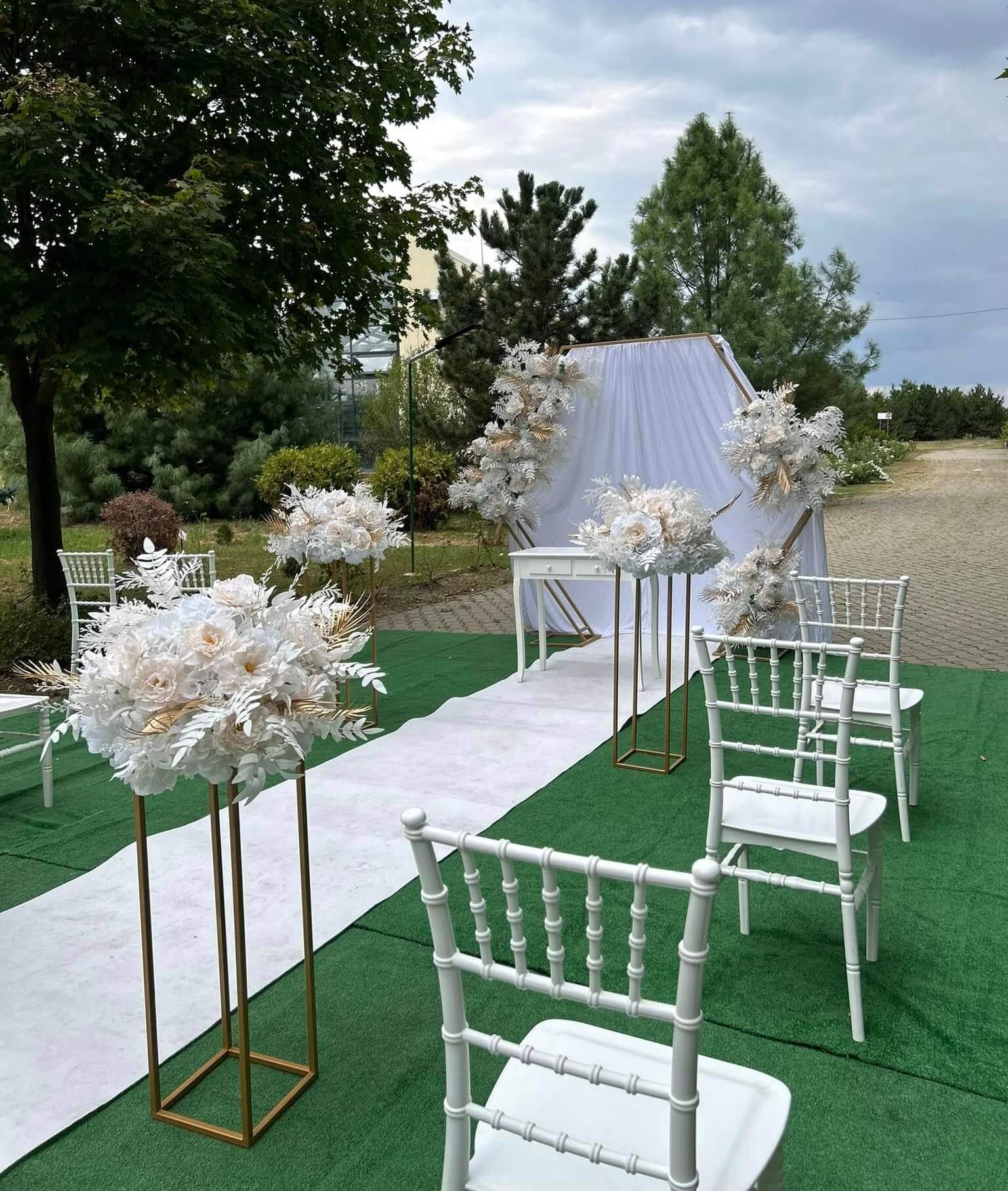 Detaliu masa semnare acte cununie, decor floral premium si suport verighete pe masa de cununie PIM MOOD Events